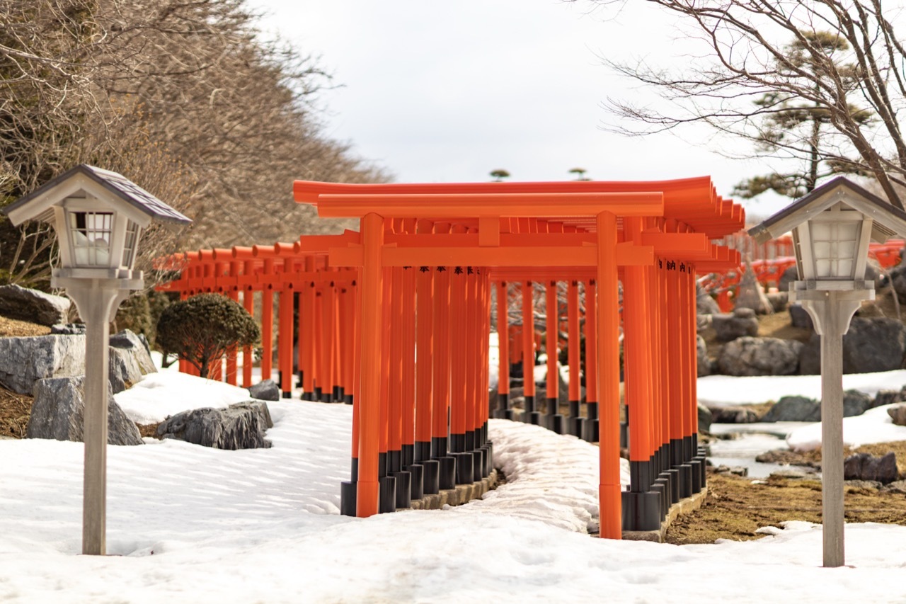 อุโมงค์เสาโทริอิสีแดง” ที่มีชื่อเรียกว่า “เซนบง โทริอิ (Senbon-Torii)” โดยตั้งเรียงรายต่อกันมากถึง 200 ต้น
