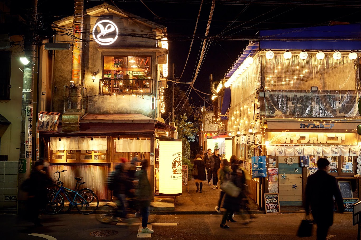 โฮะโบะ ชินจุกุ โนะเร็งไก (Hobo Shinjuku Norengai) เป็นแหล่งรวมร้านอาหารที่ราคาไม่แพง