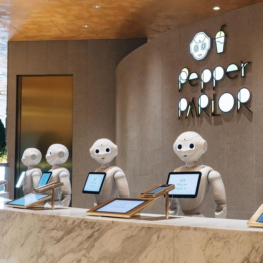  “Pepper” หุ่นยนต์ที่ผลิตโดย SoftBank Robotics ทำหน้าที่คอยต้อนรับลูกค้า