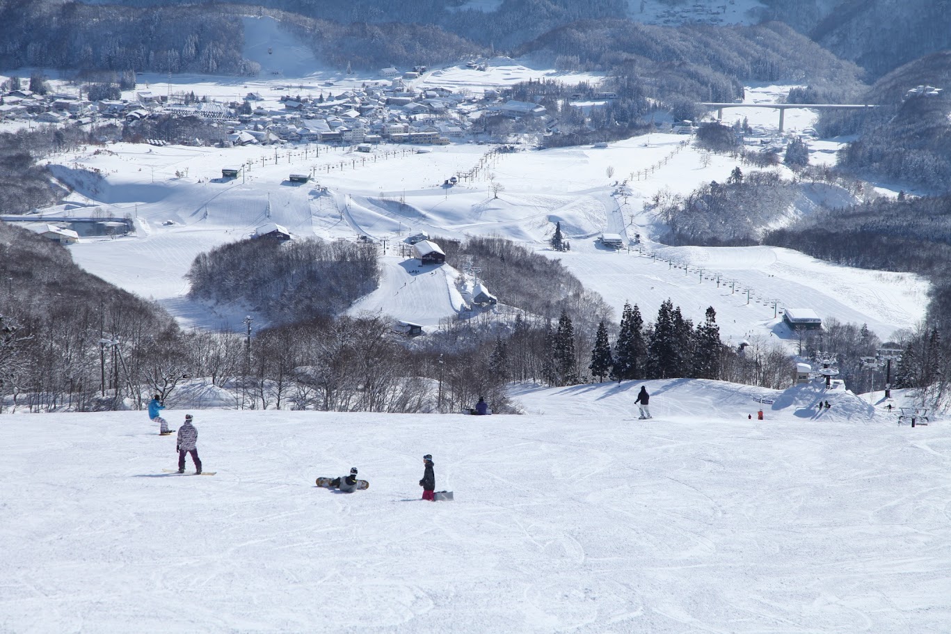 มีร้านขายของที่ระลึก ซึ่งจำหน่ายสินค้าของ Tsugaike Mountain Resort