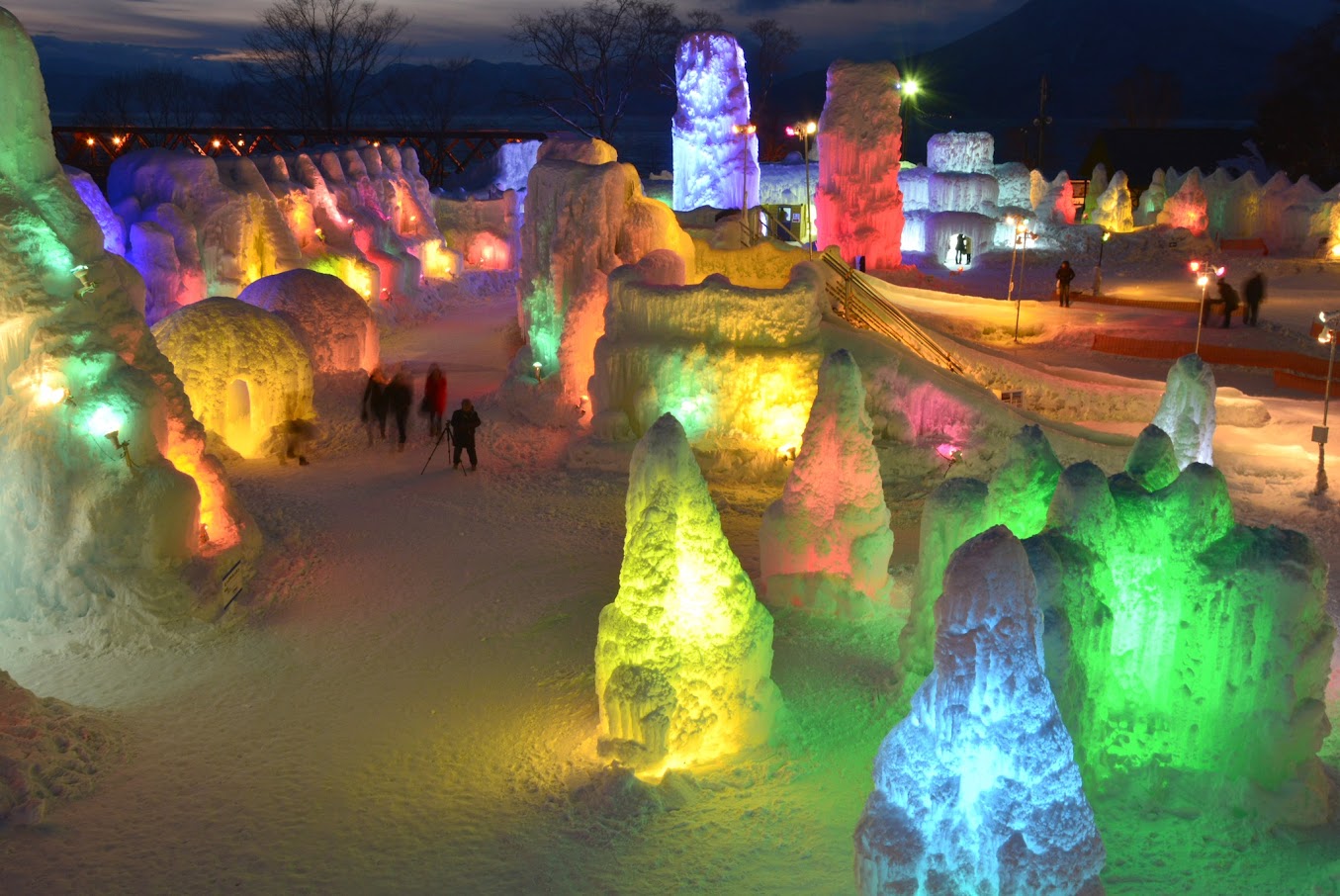 เทศกาลน้ำแข็งทะเลสาบชิโคะสึ ไอซ์ เฟสติวัล เมืองชิโตเสะ (Chitose・Lake Shikotsu Ice Festival)