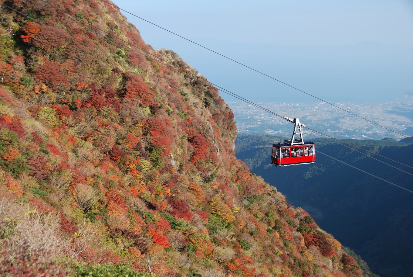อุนเซ็น โรปเวย์ (Unzen Ropeway) กระเช้าลอยฟ้าที่ชมทิวทัศน์ของช่องเขานิตะ (Nita Pass) ใบไม้เปลี่ยนสี ญี่ปุ่น 2023 เยือนหุบเขานรกที่จังหวัดนางาซากิ พร้อมแช่อนเซ็นรีเฟรชกายและใจ และขึ้นกระเช้าลอยฟ้าดื่มด่ำวิวธรรมชาติสุดตระการตา
