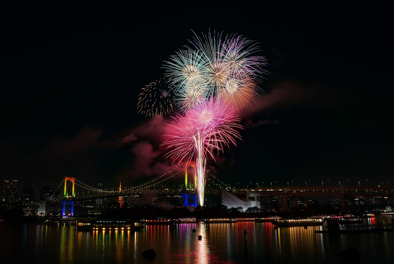 งานเทศกาลดอกไม้ไฟโอไดบะเรนโบว์ (Odaiba Rainbow Fireworks)