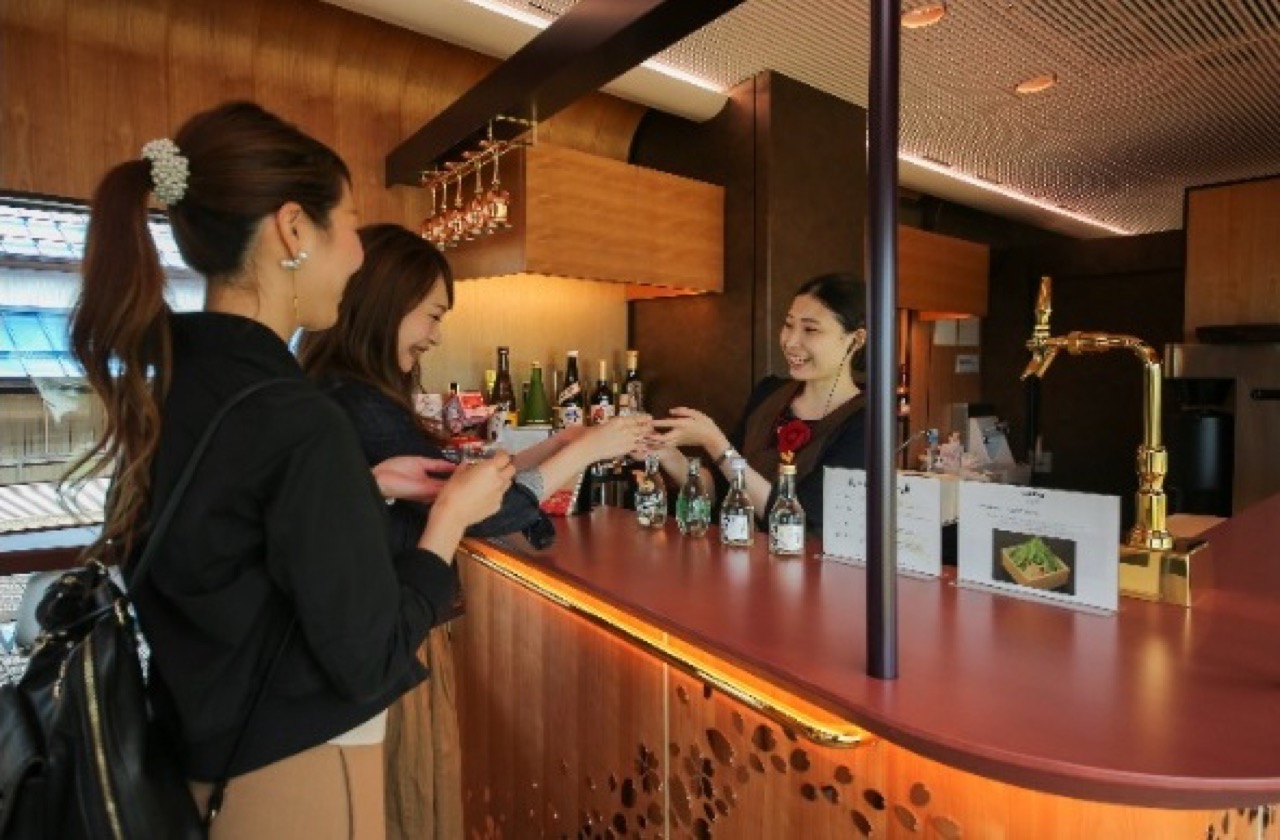 มีเลานจ์ (Lounge) ให้บริการเครื่องดื่ม