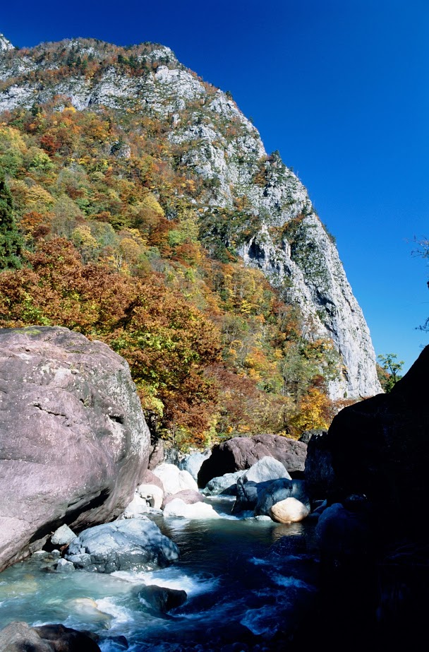 หุบเขาหินหยกโคทะคิกาวะ (Kotakigawa Jade Gorge) เป็นอุทยานธรณีโลกแห่งแรกของญี่ปุ่น