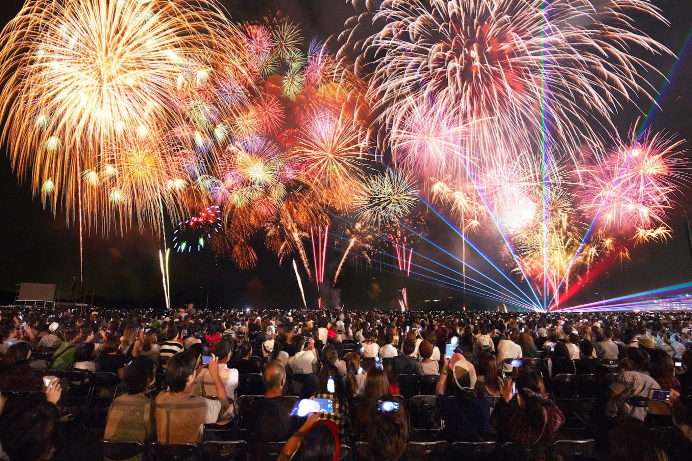 เคาน์ดาวน์ปีใหม่ที่ HUIS TEN BOSCH ชมพลุกว่า 8,000 นัด การแสดงแสงสี 3 มิติสุดล้ำ เพลิดเพลินกับเครื่องเล่น อาหารเครื่องดื่มอร่อยหลากหลายเมนู