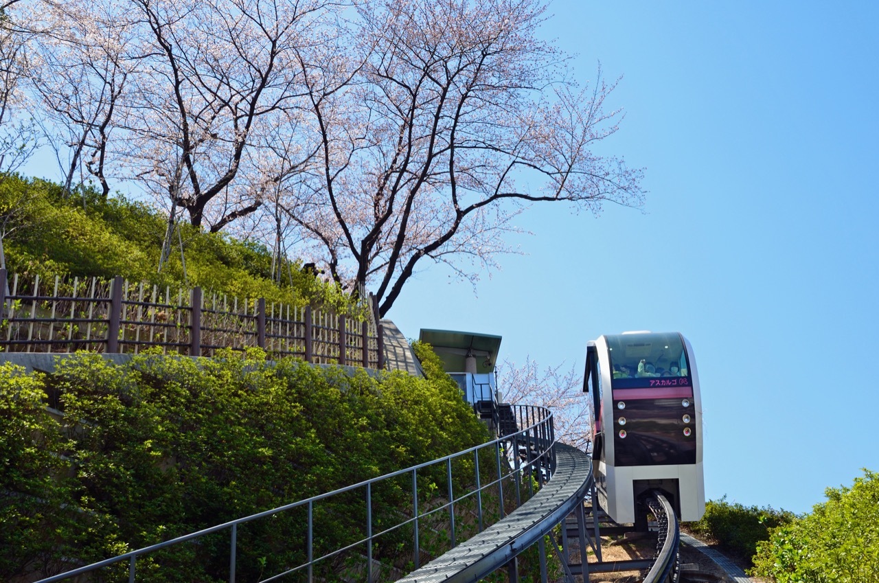รถไฟโมโนเรล Asukarugo พาขึ้นไปยังจุดชมวิวของสวนได้อย่างสะดวกสบาย โดยให้บริการฟรี