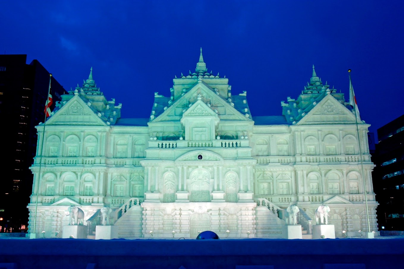 พิกัดเด็ดๆ HOKKAIDO SNOW FESTIVAL หน้าหนาวญี่ปุ่นช่วงเวลาแห่งความสุขร่วมเทศกาลหิมะมากมายชมประติมากรรมน้ำแข็งขนาดยักษ์ สีสันของแสงไฟสุดโรแมนติก