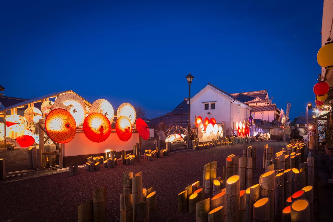 ถนนบุเซนไคโด Buzen Kaido เรียงรายด้วยอาคารเก่า ประดับด้วยร่มกระดาษ  โคมไฟไม้ไผ่