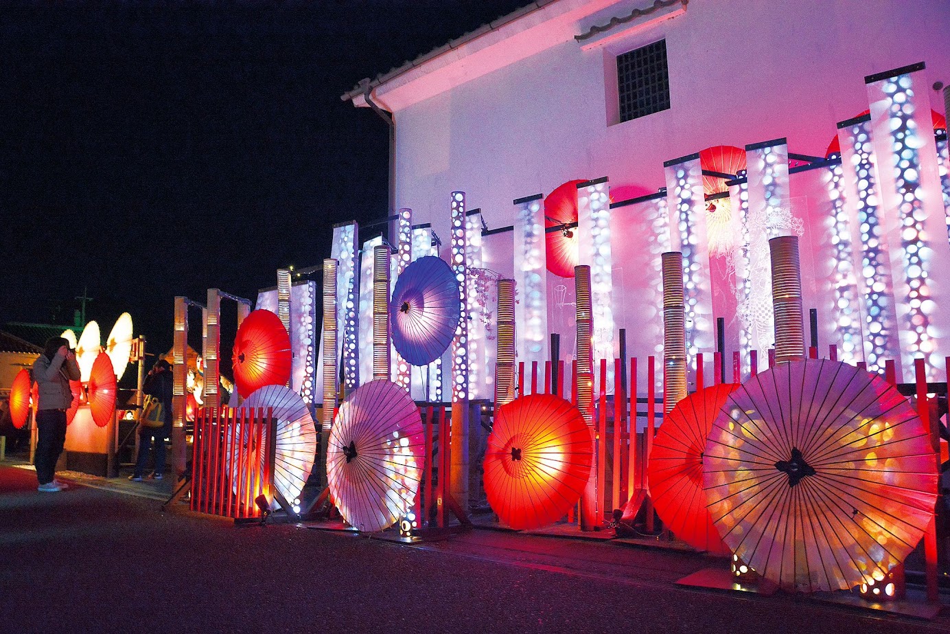 เทศกาล ท่องเที่ยว ญี่ปุ่น ที่คุมาโมโตะบนถนนบุเซนไคโด แต่งแต้มแสงสีทั้งเมืองที่ตกแต่งไปด้วยร่มกระดาษโคมไฟไม้ไผ่นับพันๆเล่มชมแสดงโรงละครคาบุกิ
