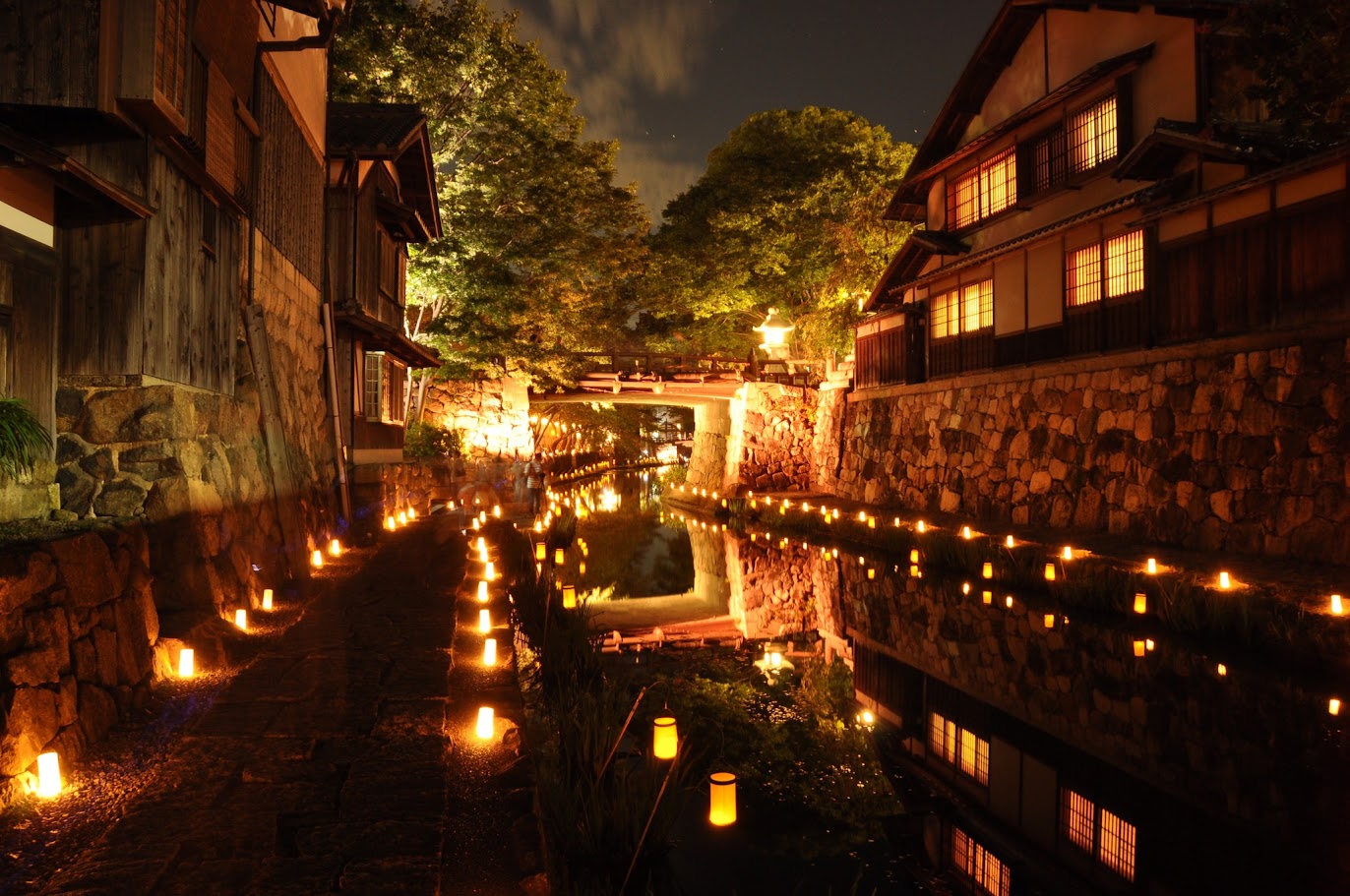 เทศกาลโคมไฟฮาจิมังโบริ (Hachimanbori Lantern Festival)