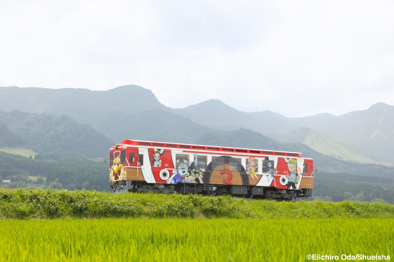 แฟน ๆ One Piece ไม่ควรพลาดไปเยือนจังหวัดคุมาโมโตะ อย่างที่สถานี Takamori มีรูปปั้นของ Franky ผู้สร้างเรือ Thousand Sunny ตั้งอยู่ด้วย
