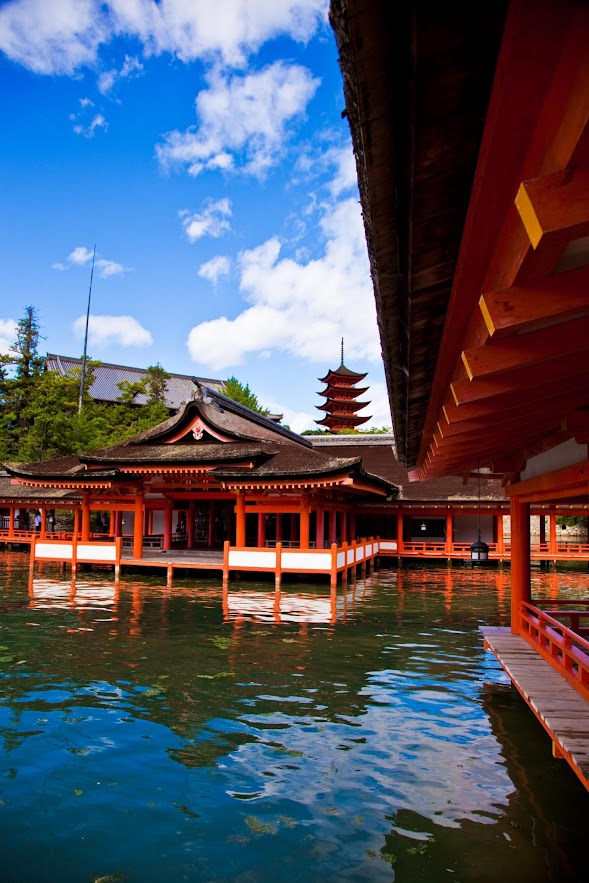 ศาลเจ้าอิทสึคุชิมะ (Itsukushima Shrine) ได้ขึ้นทะเบียนเป็นมรดกโลกจากองค์การยูเนสโก
