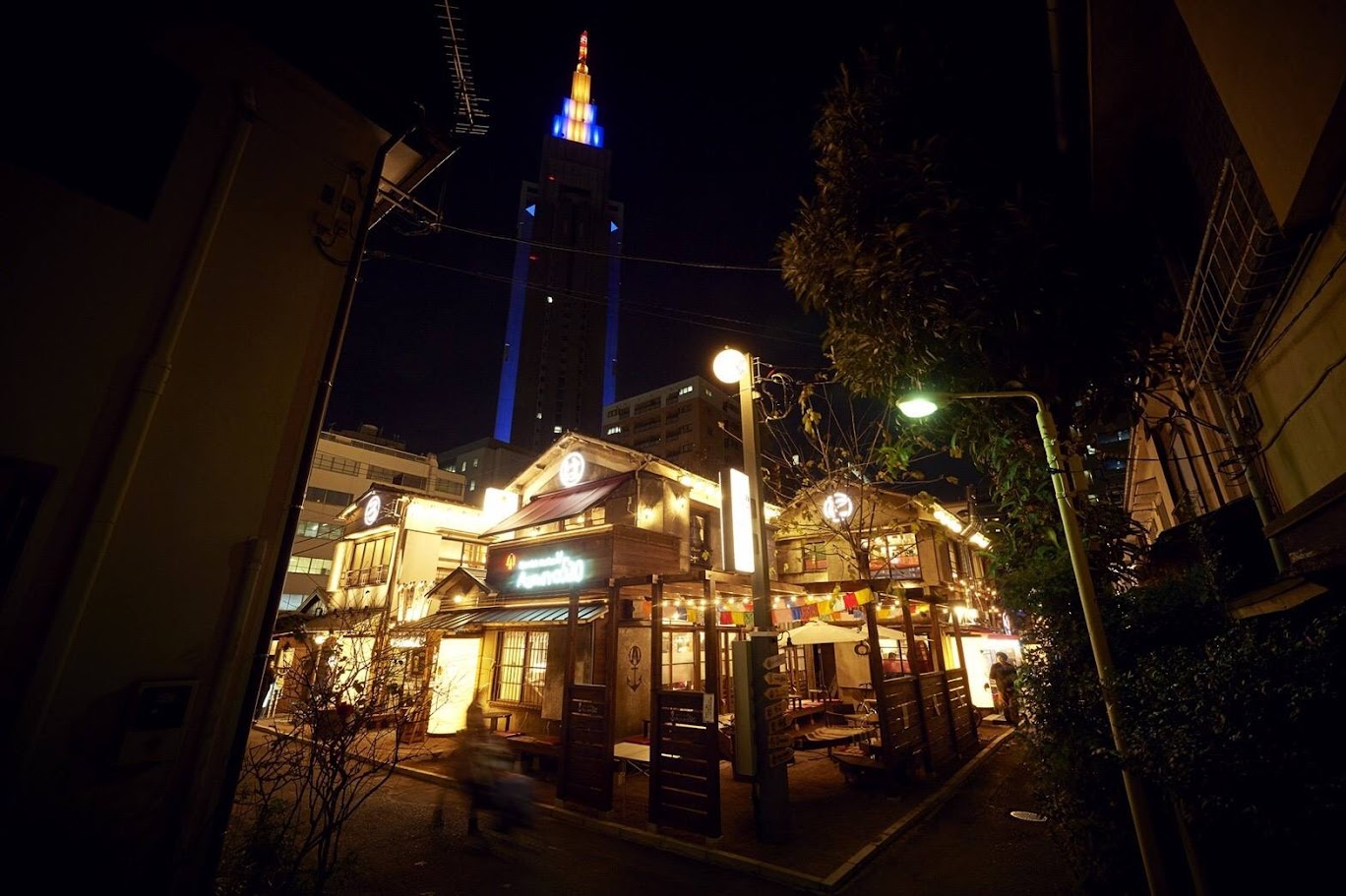 เรียงรายไปด้วยร้านอาหารแบบอิซากายะหลากหลายสไตล์ มากถึง 20 ร้าน