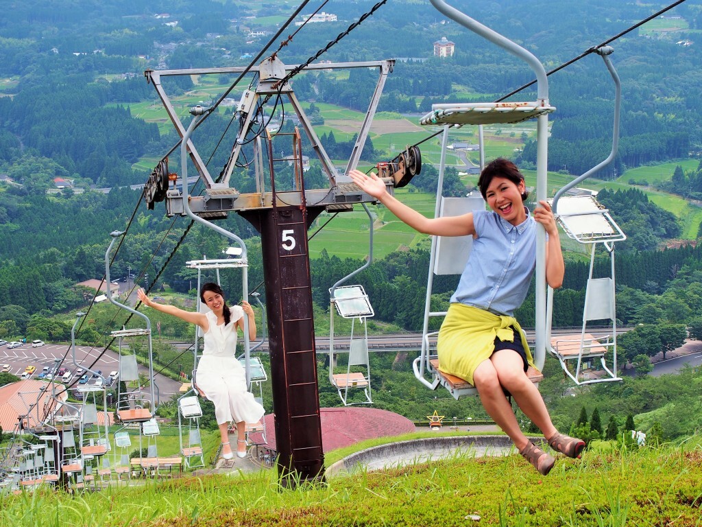 สามารถนั่งกระเช้าห้อยขา Chair Lift ขึ้นไปยังจุดชมวิวที่มองเห็นภูเขาไฟซากุระจิมะ และอ่าวคินโคะ Kinko Bay
