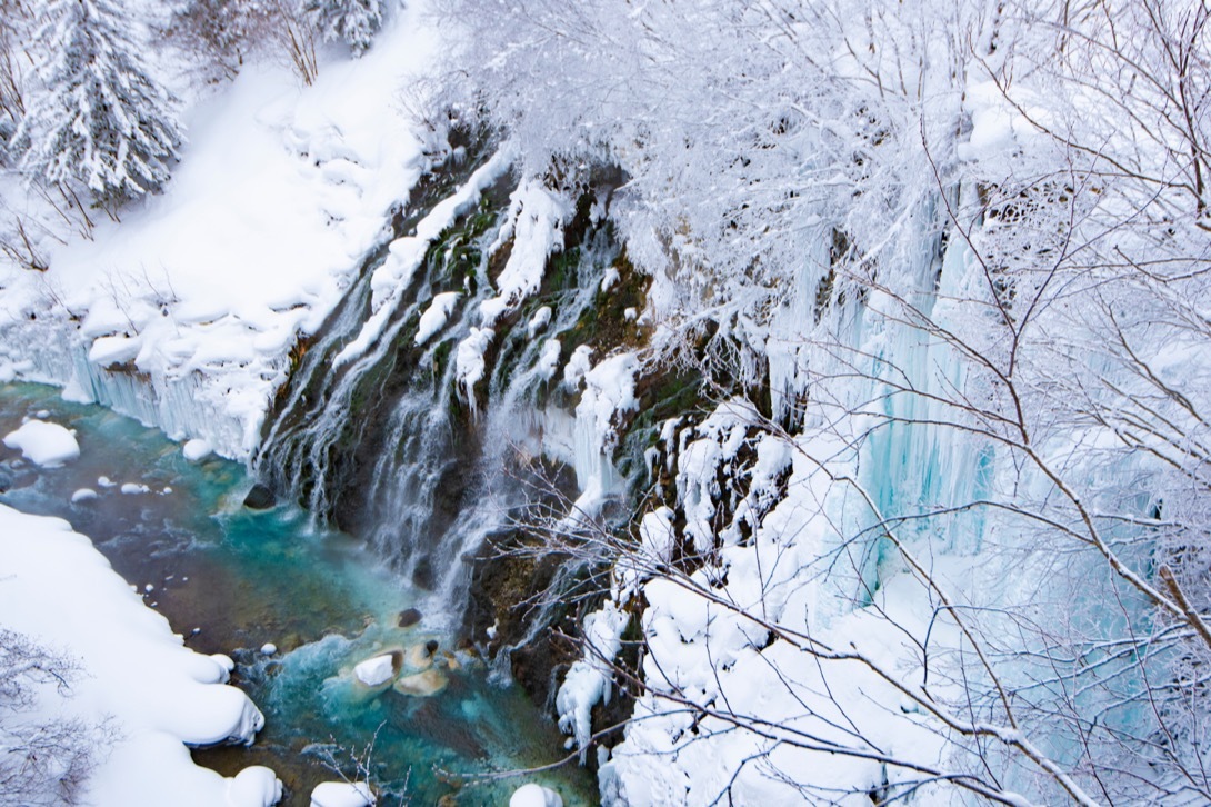น้ำตกชิราฮิเกะ (Shirahige Waterfall)” ซึ่งติดอันดับ 1 ใน 5 น้ำตกที่สวยที่สุดในฮอกไกโด
