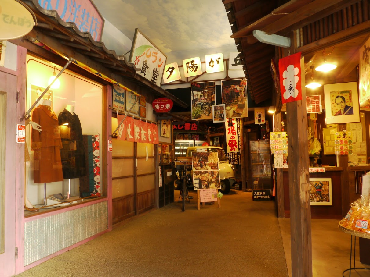 ร้านค้าและพิพิธภัณฑ์ให้ได้เดินเที่ยวอย่างเพลิดเพลิน