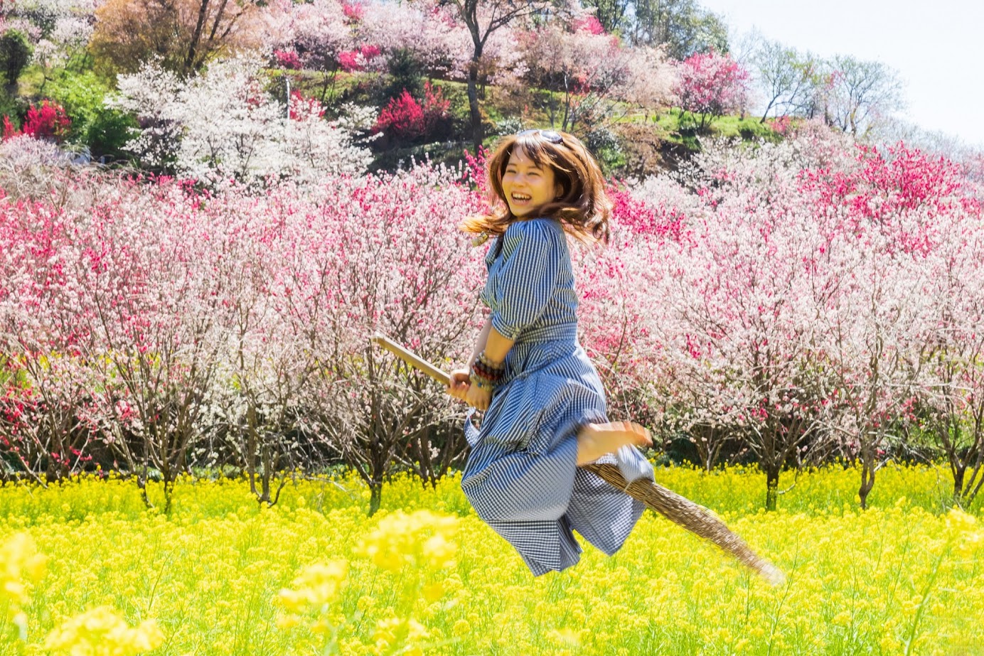  Jump for Joy ที่มีจัดเตรียมพร็อพเป็นไม้กวาด ให้ถ่ายรูปท่าขี่ไม้กวาด