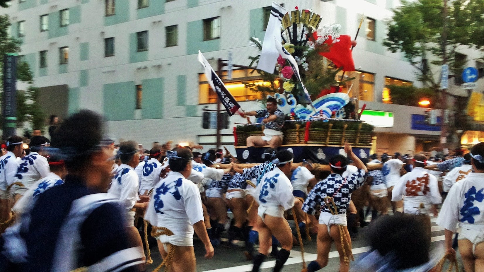 จัดงานจะอยู่บริเวณย่านฮากาตะ (Hakata) ในตัวเมืองฟุกุโอกะ (Fukuoka) 