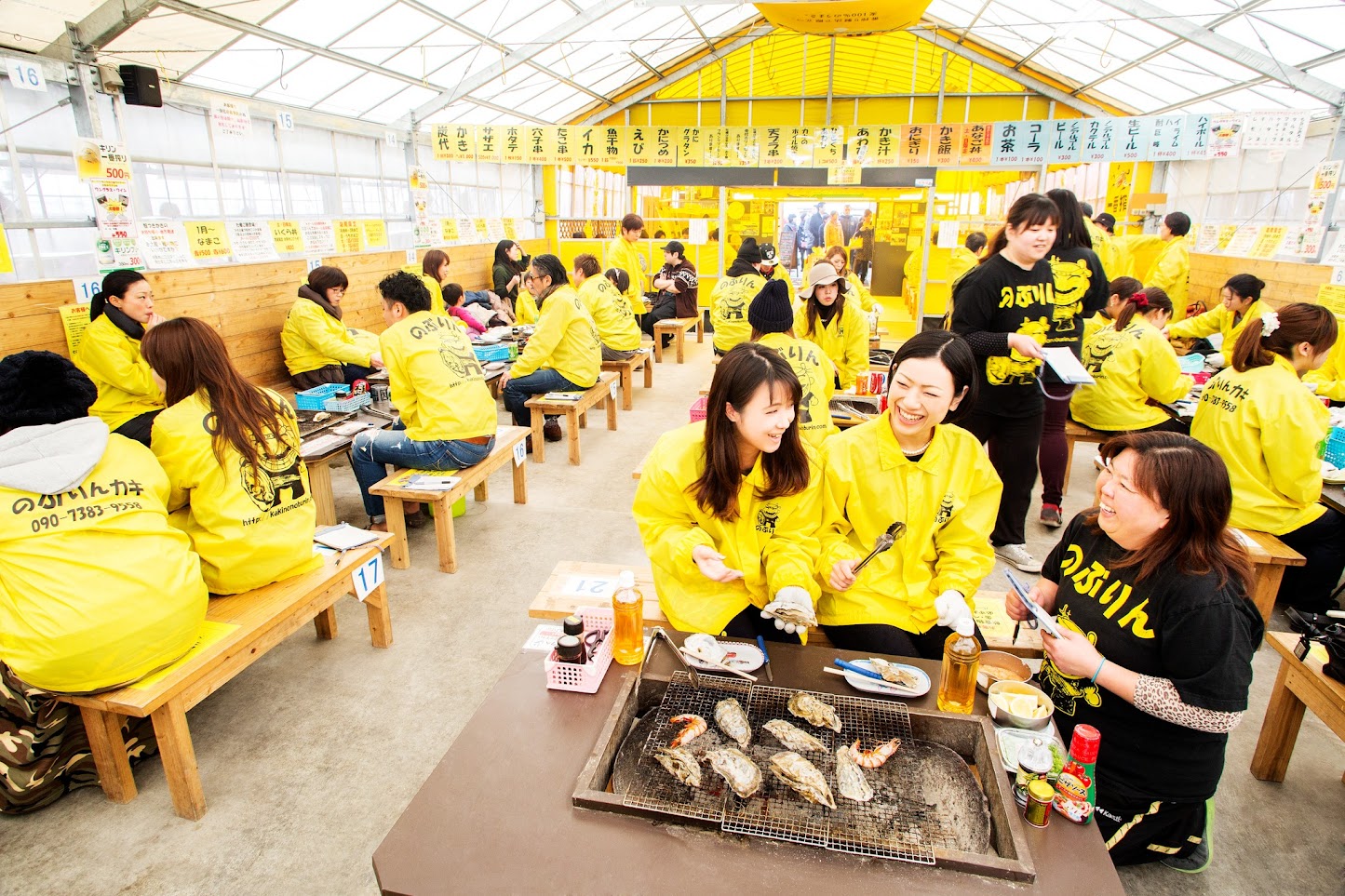 ร้านหอยนางรม (Kakigoya) บริเวณท่าเรือต่าง ๆ ทั่วเมืองอิโตะชิมะ