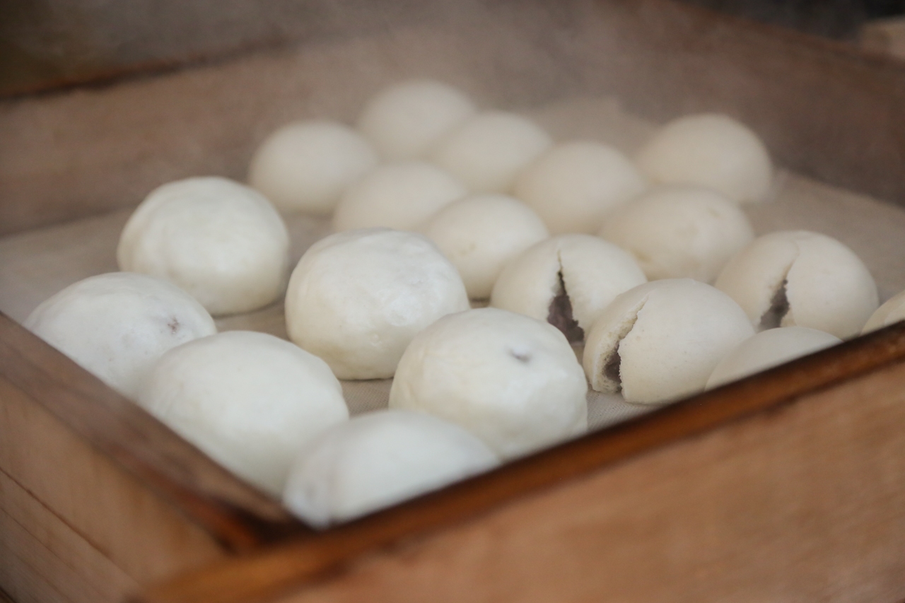 ขอแนะนำให้ลองชิม ออนเซ็นมันจู ของทานเล่นชื่อดังของเมืองนี้ 