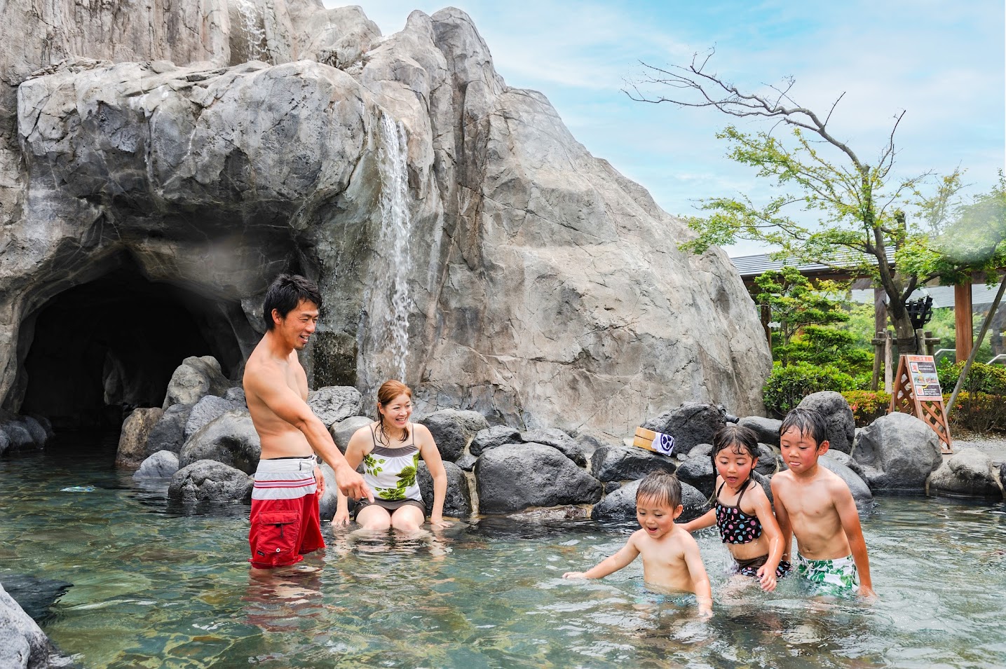 ออนเซ็น ธีมปาร์ค ขนาดใหญ่ ที่ตั้งอยู่ในเมืองอุระยะสุ  (Urayasu) จังหวัดชิบะ (Chiba)