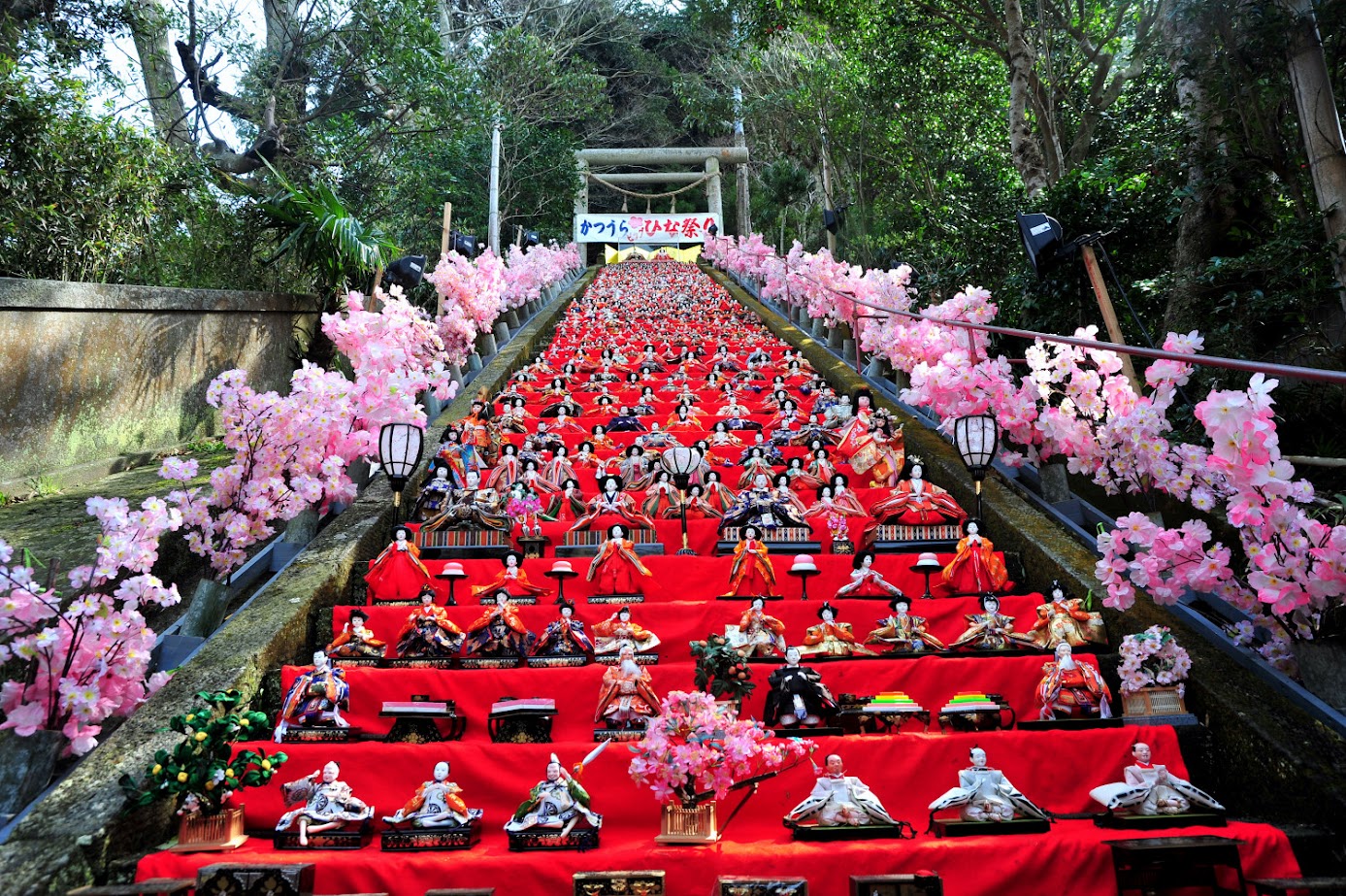  ฮินะมัตสึริ (Hinamatsuri) หรือ “เทศกาลวันเด็กผู้หญิง” 