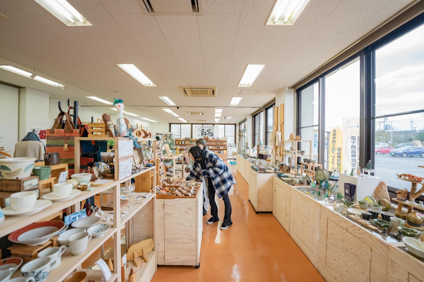 อิโตะชิมะ โอเอ็น พลาซ่า (Itoshima Oen Plaza) สถานที่รวบรวมงานคราฟท์จากช่างฝีมือในอิโตะชิมะ