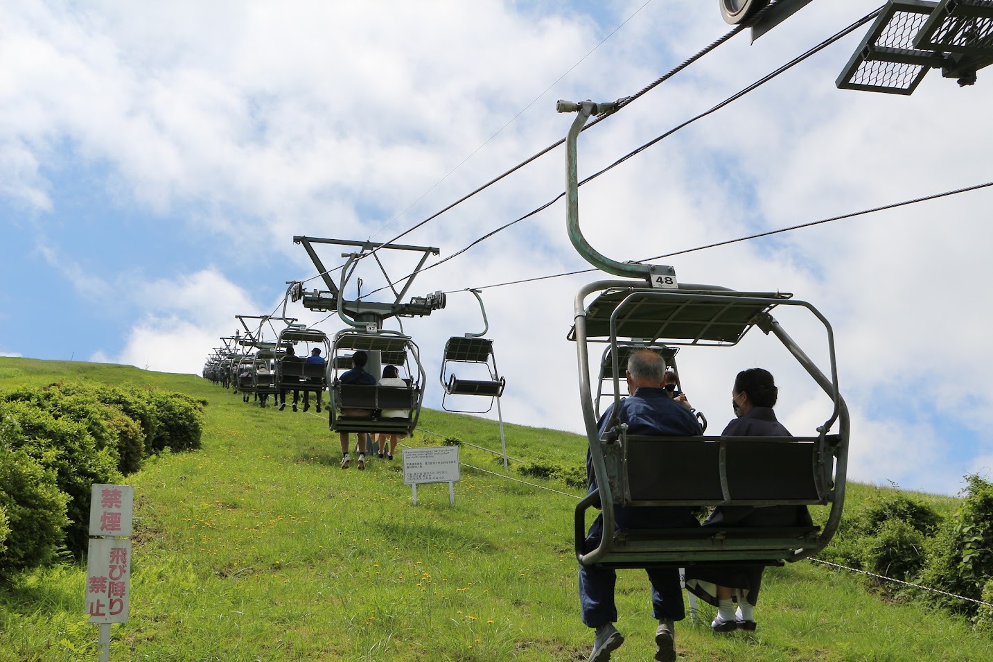 สามารถนั่งแชร์ลิฟต์ (Chairlift) ขึ้นไปชมวิวสวยๆ บนปากปล่องภูเขาไฟได้ด้วย