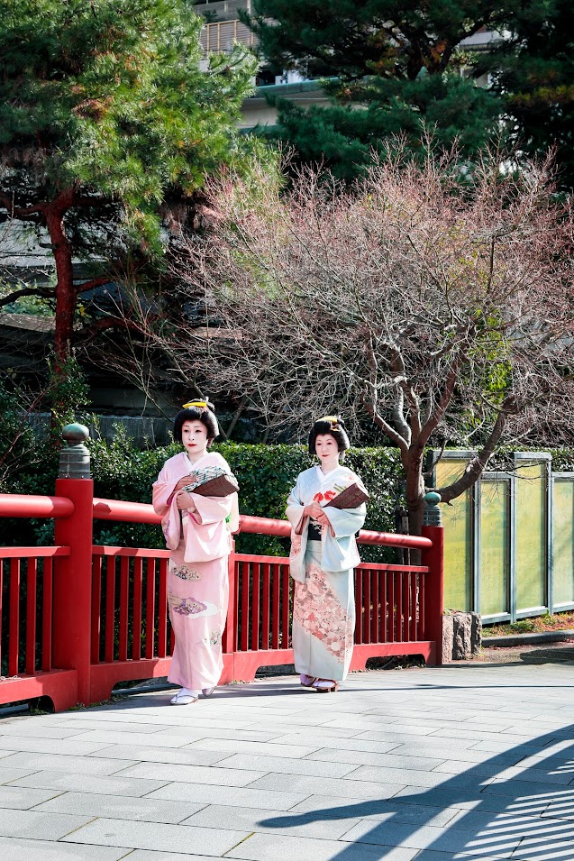 การแต่งชุดยูกะตะเดินเที่ยวเล่นและถ่ายรูป 