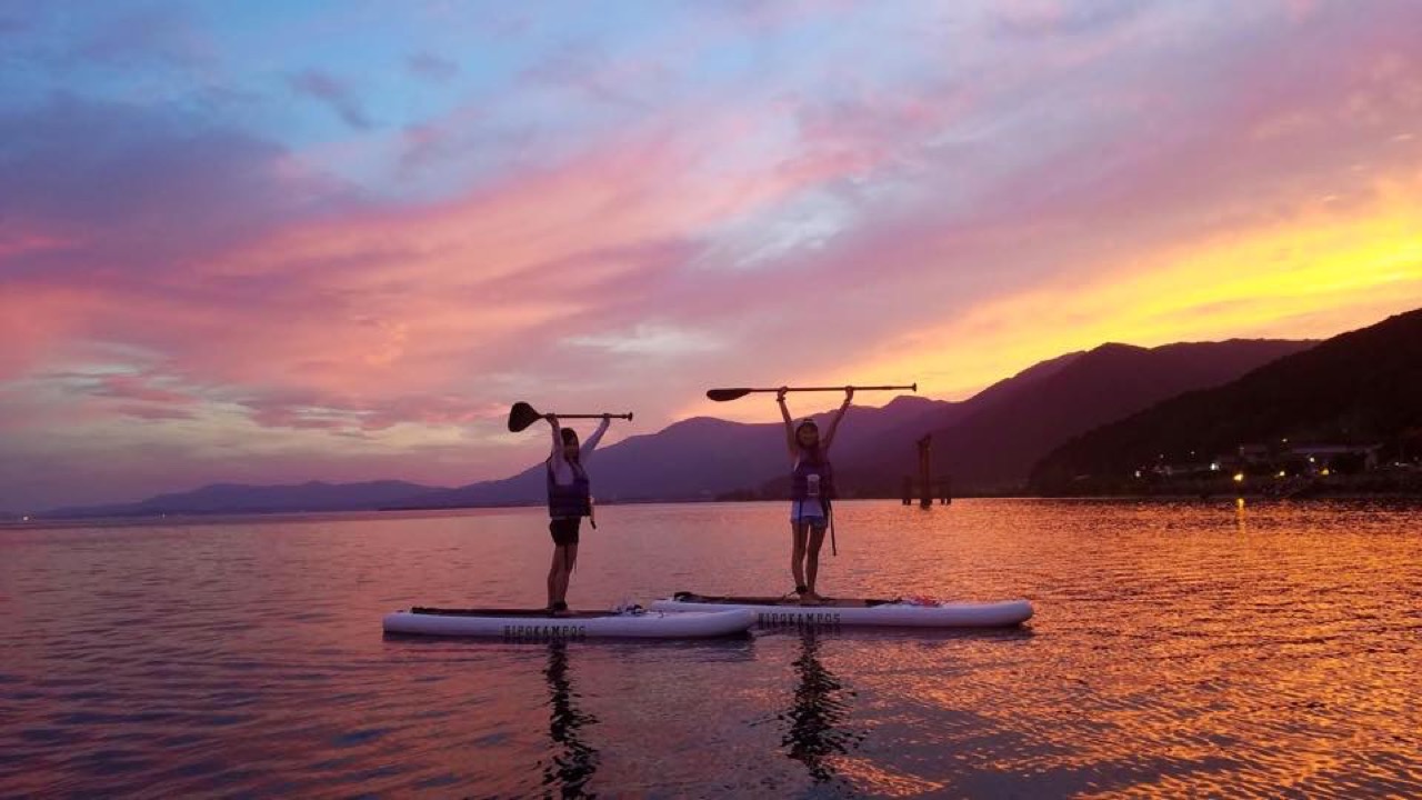 SUP (Stand Up Paddleboard) หรือการยืนพายบนบอร์ด ซึ่งสามารถพายไปชมเสาโทริอิอย่างใกล้ชิด