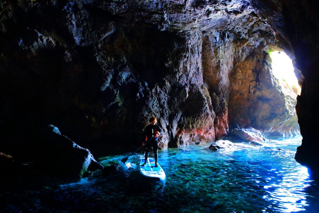 บริเวณนี้ยังมีถ้ำ Blue Cave อันศักดิ์สิทธิ์