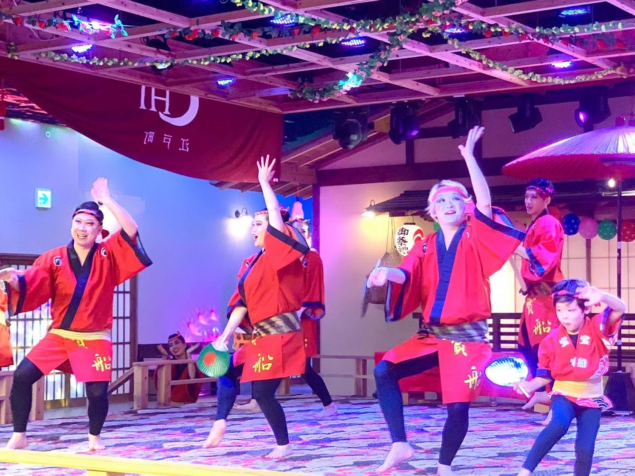 โซนเวที สนุกสนานกับการแสดงระบำต่างๆ และเต็มอิ่มกับลูกเล่นแสงสีเสียง Projection Mapping บนเพดาน