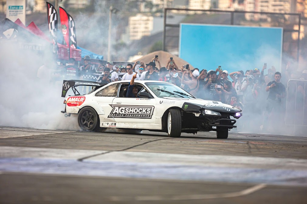 รถdriftญี่ปุ่น Nissan Silvia กำลังดริฟต์โชว์บนถนน มีควันยางจำนวนมากและผู้ชมรายล้อม แสดงถึงรถสปอร์ตยอดนิยมในวัฒนธรรมดริฟต์ญี่ปุ่น 🚗💨🇯🇵