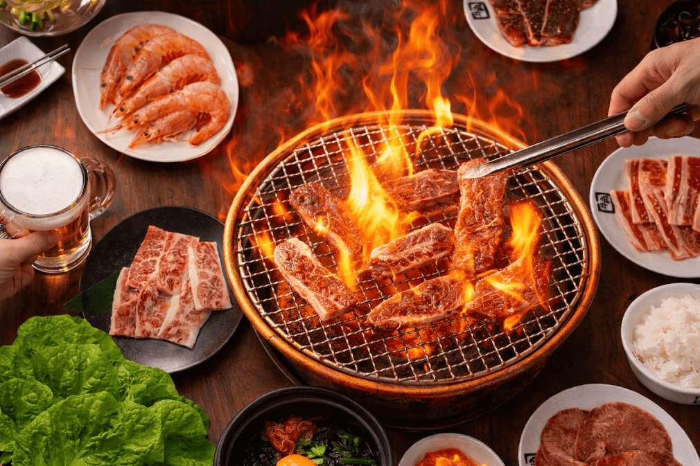 รวมสุดยอดร้านปิ้งย่างระดับตำนานญี่ปุ่น บรรยากาศยากินิกุเตาถ่านไฟลุก เนื้อวากิวและหมูสไลซ์ย่างบนตะแกรง เสิร์ฟพร้อมกุ้งสด ผักสด ข้าวญี่ปุ่น และเบียร์เย็นๆ สไตล์ปิ้งย่างญี่ปุ่นแท้