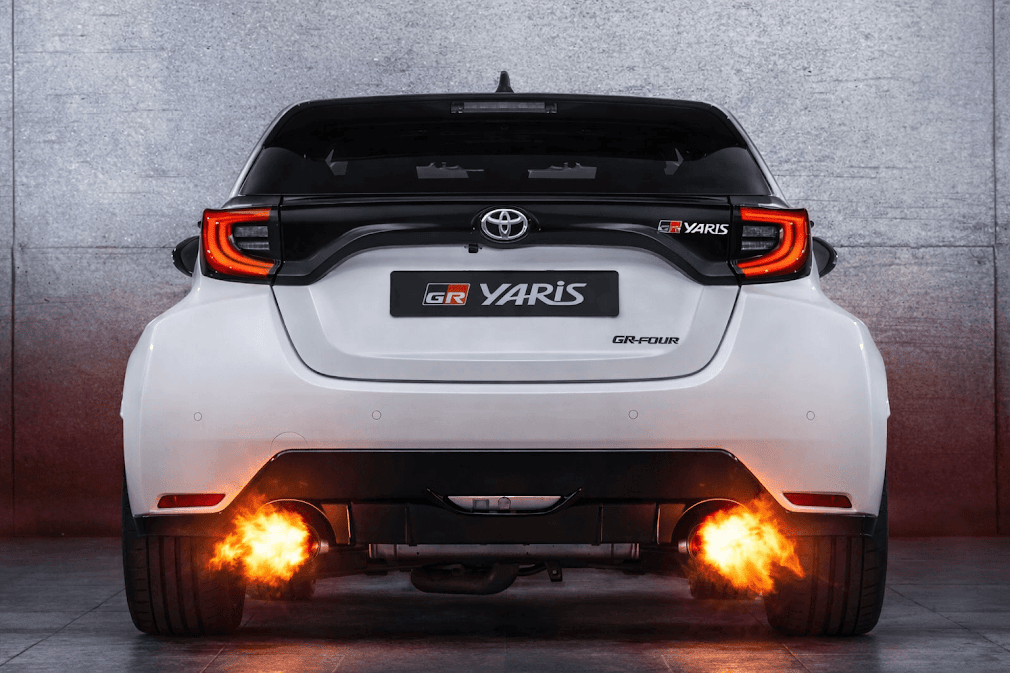 Toyota GR Yaris มุมมองด้านท้าย รถสปอร์ตสมรรถนะสูงจาก Toyota Gazoo Racing โดดเด่นด้วยระบบขับเคลื่อน GR-FOUR AWD ท่อไอเสียคู่พร้อมเปลวไฟ สะท้อน DNA จากสนามแข่ง