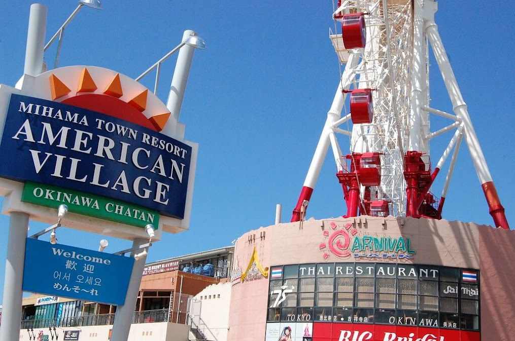 รถเช่าญี่ปุ่น โอกินาว่า บรรยากาศ American Village แหล่งท่องเที่ยวและช้อปปิ้งยอดนิยมใน Okinawa พร้อมชิงช้าสวรรค์และร้านอาหารหลากหลาย