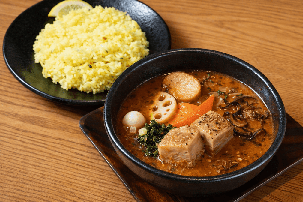 Soup Curry ฮอกไกโด เสิร์ฟพร้อมข้าว เป็นเมนูยอดนิยมของร้านอาหารระหว่างขับรถเที่ยวฮอกไกโด