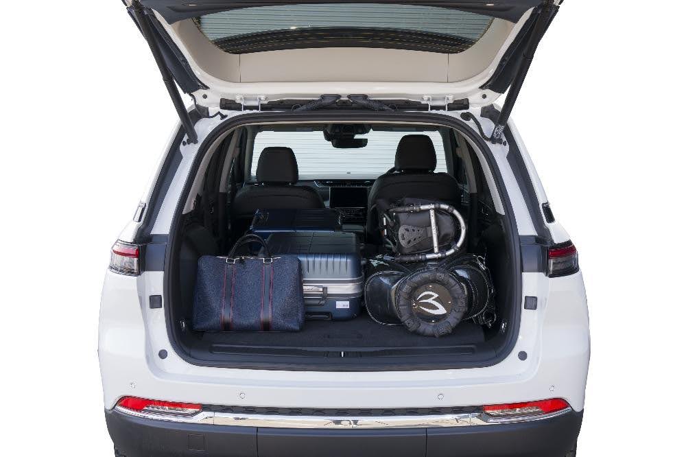 “พื้นที่เก็บสัมภาระด้านท้ายของรJeep Grand Cherokee พร้อมกระเป๋าเดินทางหลายใบ เหมาะสำหรับทริปขับเที่ยวฮอกไกโดแบบ Road Trip”