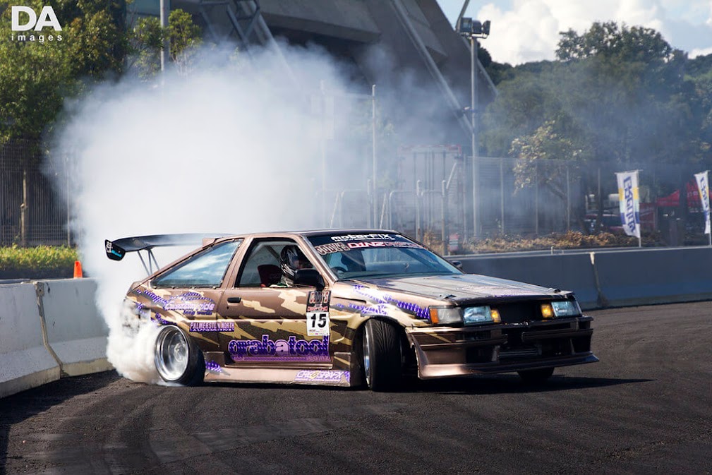Toyota AE86 รถดริฟต์แต่งสนามแข่ง กำลังสไลด์เข้าโค้งพร้อมควันยางหนา สไตล์ JDM motorsport