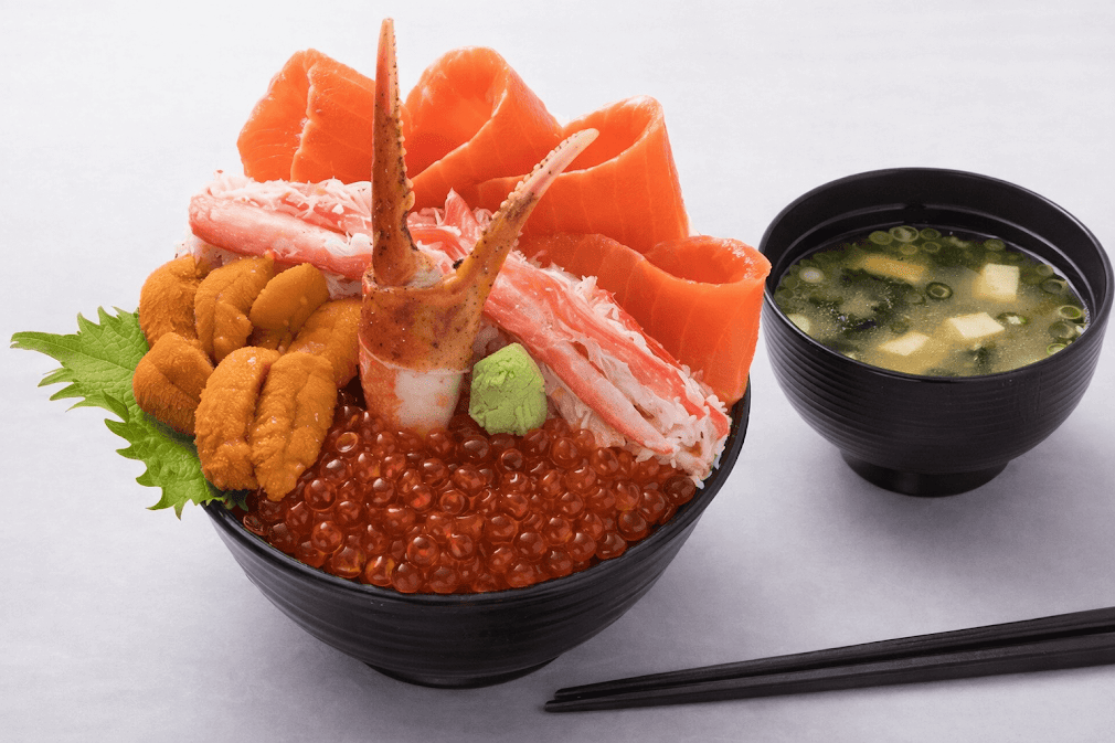 ร้านอาหารระหว่างขับรถเที่ยวฮอกไกโด ข้าวหน้าทะเลรวมสไตล์ Hokkaido เสิร์ฟพร้อมซุปมิโสะ