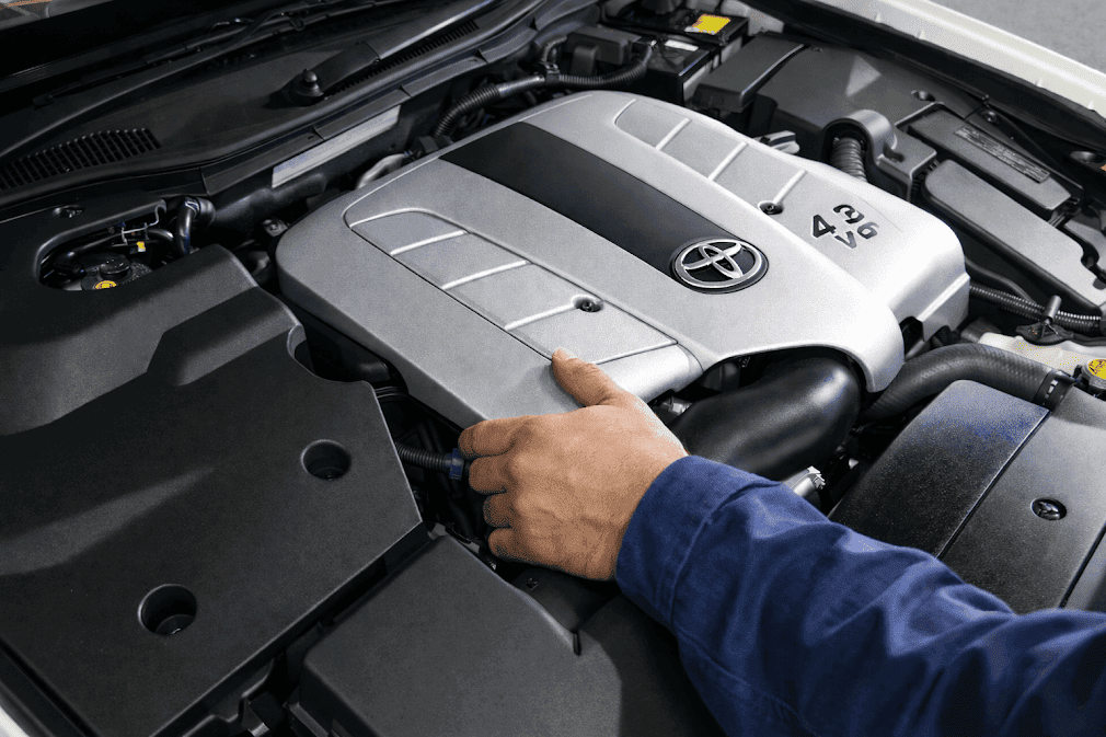 ช่างกำลังตรวจสอบ เครื่องยนต์ 3UZ-FE Toyota Lexus V8 4.3 ลิตร ภายในห้องเครื่อง รถระดับพรีเมียมของญี่ปุ่นที่ขึ้นชื่อเรื่องความทนทานและสมรรถนะสูง