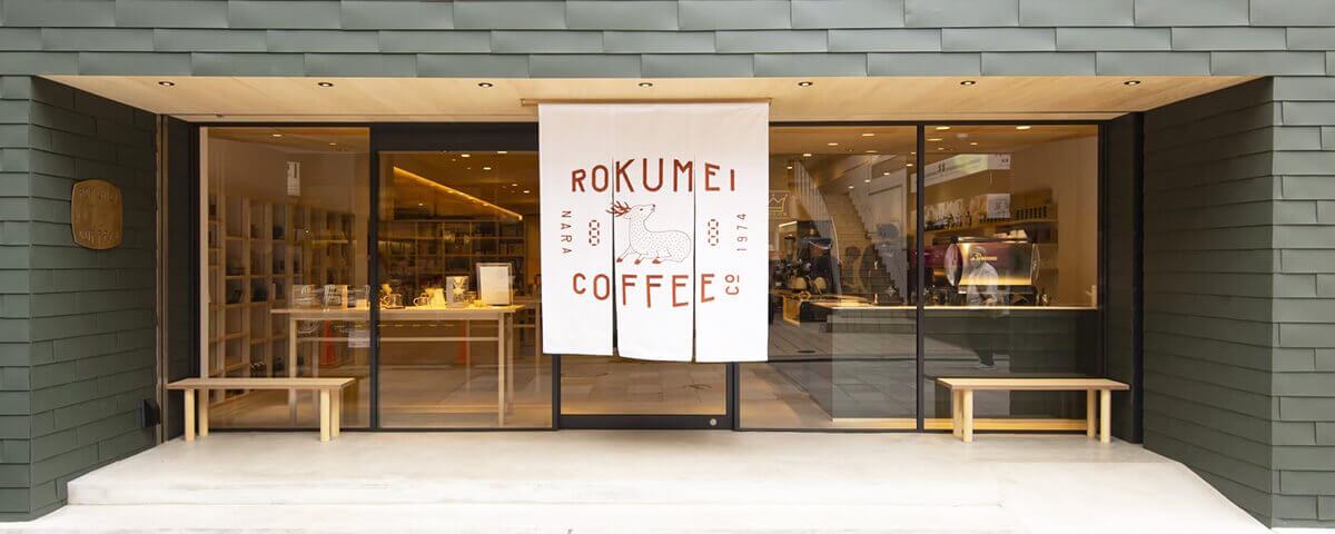 บรรยากาศหน้าร้าน Rokumei Coffee Co. คาเฟ่สเปเชียลตี้ชื่อดังที่มีป้ายผ้าโนเรนรูปกวางสไตล์ญี่ปุ่น พิกัดร้านกาแฟยอดฮิตและหนึ่งในของกินย่าน Harajuku ที่คอกาแฟไม่ควรพลาดเมื่อมาเที่ยวโตเกียว
