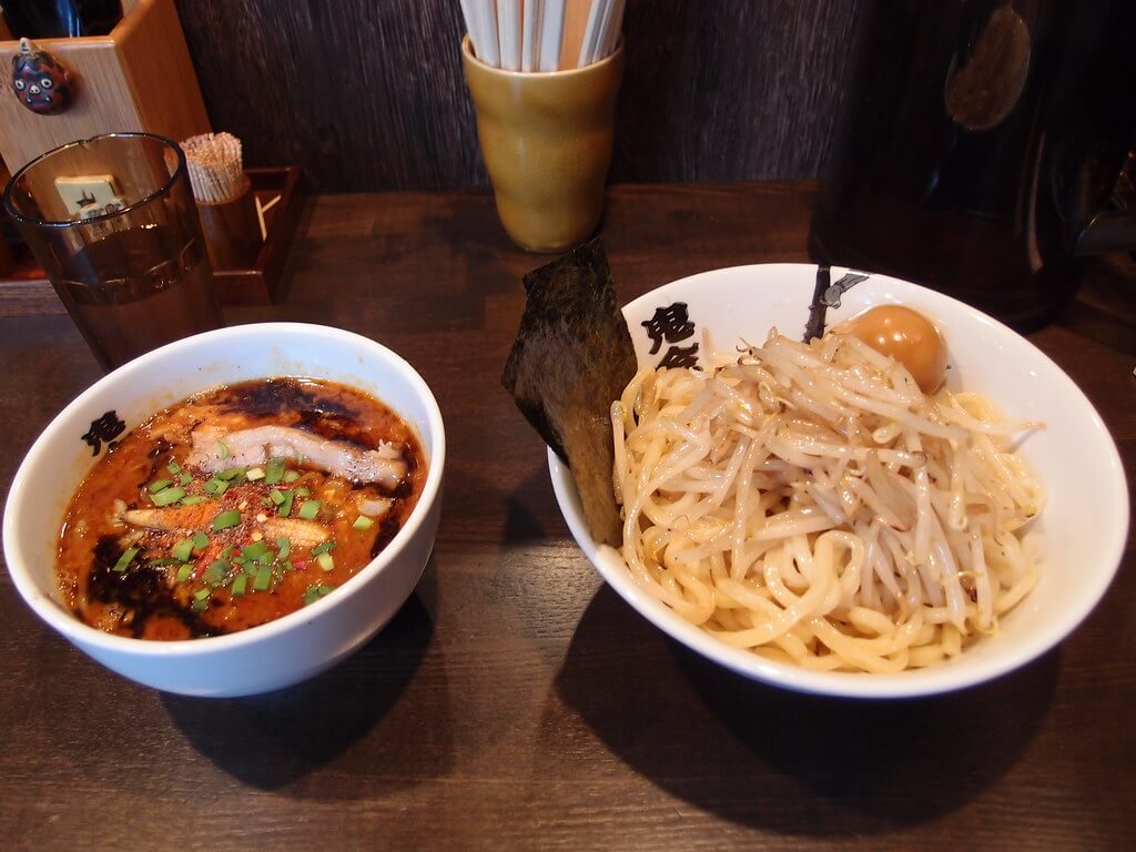 tsukemen กับ ramen ต่างกันยังไง ภาพสึเคเมงเสิร์ฟเส้นแยกน้ำซุปเข้มข้น พร้อมหมูชาชู ไข่ และสาหร่าย วางคู่กันบนโต๊ะไม้สไตล์ร้านญี่ปุ่น
