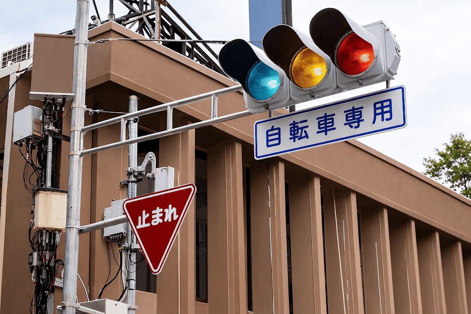 สัญญาณไฟจราจรญี่ปุ่น ไฟแดง เหลือง เขียว บนสี่แยกในญี่ปุ่น
