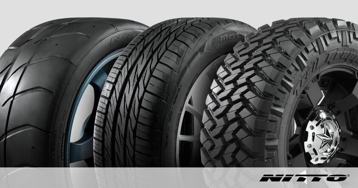 ภาพถ่ายระยะใกล้ของยาง Nitto 3 เส้นที่วางเรียงกันในแนวนอน แสดงถึงประเภทยางที่แตกต่างกันของแบรนด์นี้ โดยเน้นที่พื้นผิวหน้ายาง (tread pattern) ที่โดดเด่นของแต่ละเส้น ซึ่งเป็นตัวอย่างการจัดอันดับ ยี่ห้อยางญี่ปุ่นยอดนิยม ที่มีจำหน่ายในไทยและได้รับความนิยมอย่างกว้างขวาง