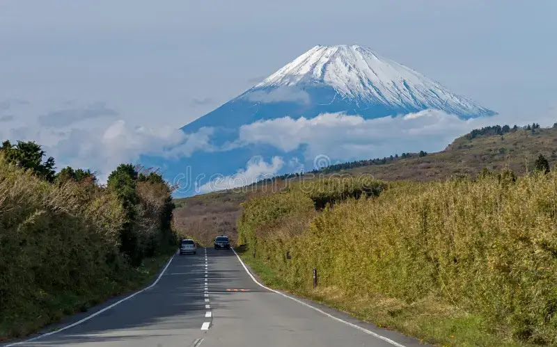 จุดถ่ายรูปญี่ปุ่นสำหรับคนขับรถเช่า ถนนขับรถชมวิวสู่ Mount Fuji รถวิ่งบนถนนชนบทพร้อมวิวภูเขาไฟฟูจิที่ปกคลุมด้วยหิมะ เป็นเส้นทางยอดนิยมสำหรับการขับรถเที่ยวญี่ปุ่น