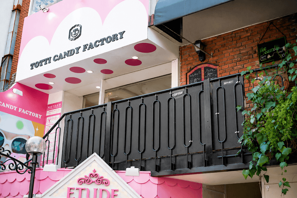 หน้าร้าน Totti Candy Factory ร้านขนมสายไหมสีรุ้งยักษ์ชื่อดังบนถนนทาเคชิตะ แหล่งรวมของกินย่าน Harajuku ยอดฮิตที่สายหวานและวัยรุ่นต้องมาเช็คอินเมื่อมาเที่ยวโตเกียว