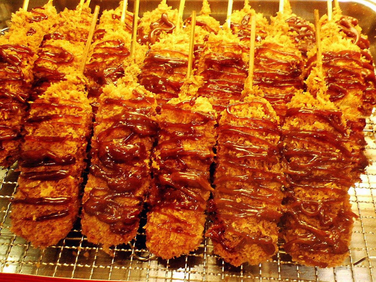 แนะนำของกินโอซาก้า คุชิคัตสึเสียบไม้ทอดกรอบราดซอสสูตรดั้งเดิม อาหารท้องถิ่นชื่อดังของโอซาก้าที่นักท่องเที่ยวนิยมลิ้มลอง