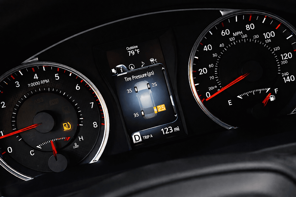 รถเช่าญี่ปุ่น น้ำมันหมดทำยังไง – หน้าปัดรถแสดงไฟเตือนน้ำมันใกล้หมดบน dashboard ของรถยนต์ เพื่อเตือนให้ผู้ขับรีบหาปั๊มน้ำมันระหว่างขับรถในญี่ปุ่น ⛽🚗
